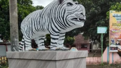 Bikin Garuk Kepala! Patung Macan Putih di Kediri Viral, Netizen: Ini Macan Apa Kuda Nil?