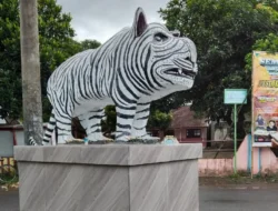 Bikin Garuk Kepala! Patung Macan Putih di Kediri Viral, Netizen: Ini Macan Apa Kuda Nil?