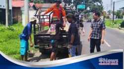 Relawan WRC (Warungpring Reaksi Cepat) melaksanakan aksi sosial berupa perbaikan jalan berlubang di jalur Randudongkal–Warungpring