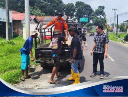 Relawan WRC (Warungpring Reaksi Cepat) melaksanakan aksi sosial berupa perbaikan jalan berlubang di jalur Randudongkal–Warungpring